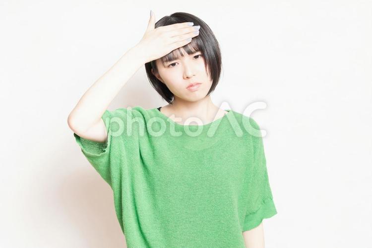 発熱で額に手を当てている若い女性 発熱,病気,若いの写真素材