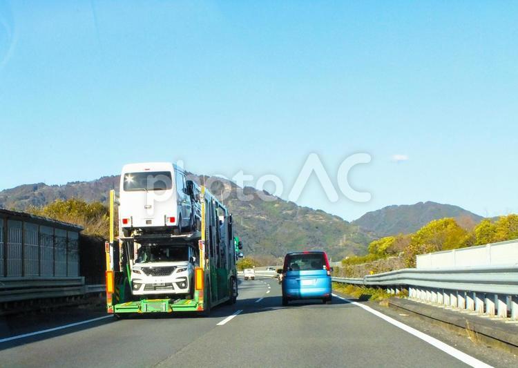 新車を載せたキャリアカーと高速道路 キャリアカー,カーキャリアー,運搬の写真素材
