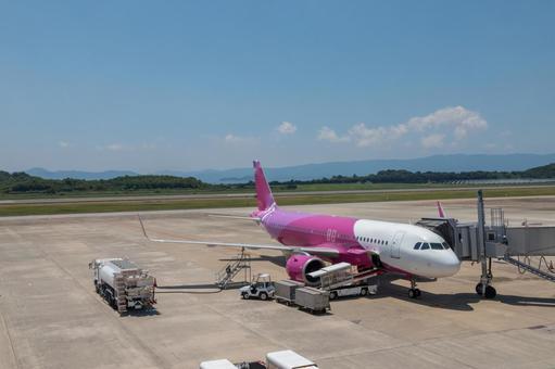 夏の昼、海に囲まれた長崎空港 夏の昼、海に囲まれた長崎空港 飛行機,航空機,旅客機の写真素材