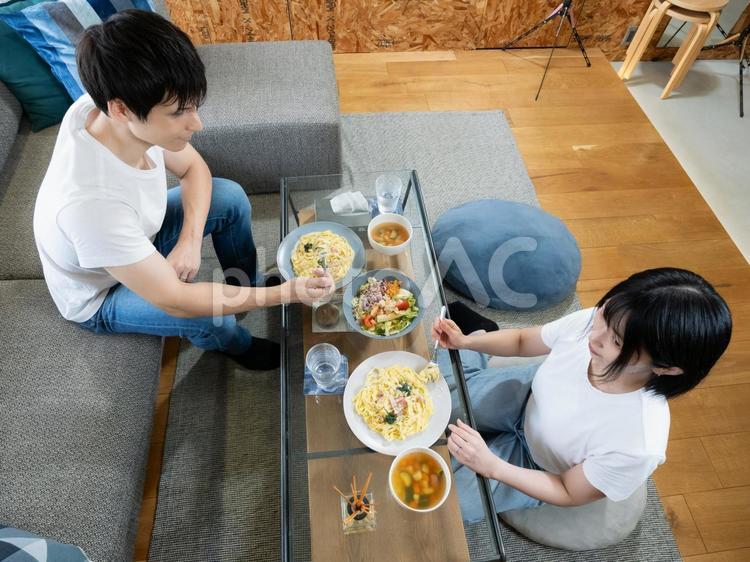 １３：男女の食事風景 カップル,夫,食事の写真素材