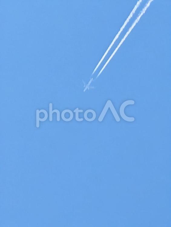 青い空に飛行機雲を描きながら飛ぶ飛行機 飛行機雲,飛行機,雲の写真素材
