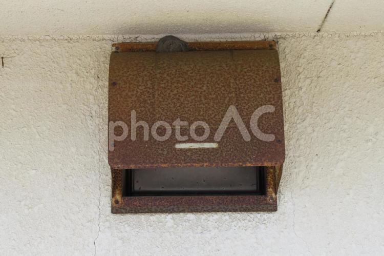酸化し赤サビにまみれた換気口、外側 建物,壁,家の写真素材