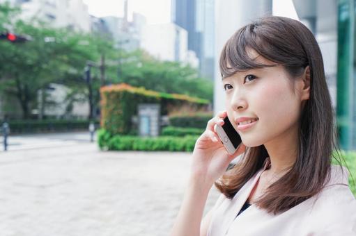 通話する女性 通話する女性 音声通話,女子大生,若いの写真素材
