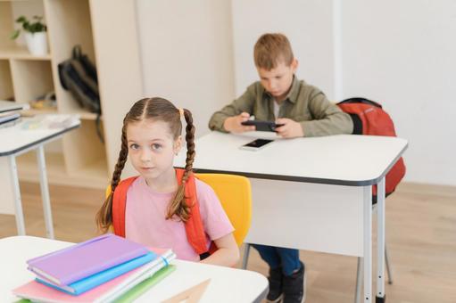 チラ見する女の子と男の子 男の子,女の子,子どもの写真素材