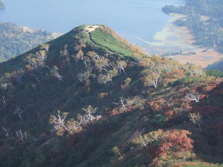 日の当たる山 日の当たる山の写真