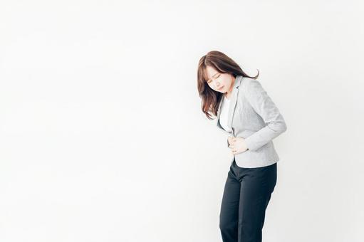 腹痛・生理痛に苦しむ若い女性 腹痛・生理痛に苦しむ若い女性 薬,満腹,苦しみの写真素材