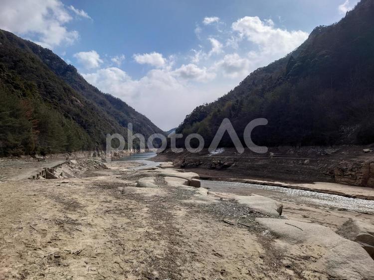 弥栄ダムの減水風景 ダム,弥栄ダム,渓谷の写真素材