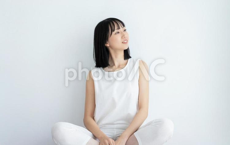 白い服を着た若い女性　美容・健康イメージ 女性,美容,健康の写真素材
