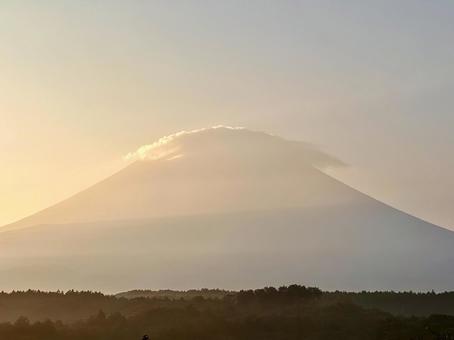 朝色に染まる富士山と笠雲 朝色に染まる富士山と笠雲 富士山,朝日,笠雲の写真素材