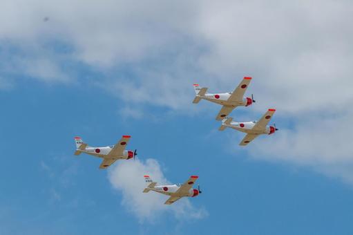 山々と空を背景にした日本・芦屋航空祭 飛行機,航空機,旅客機の写真素材