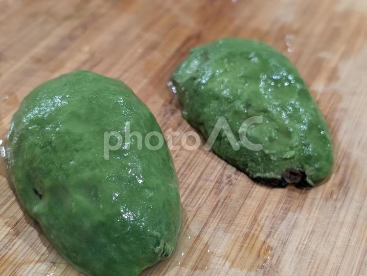 皮を剥いたアボカド アボカド,野菜,果実の写真素材