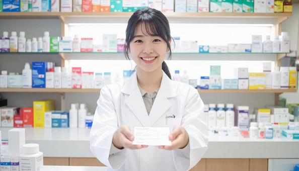 笑顔で働く薬剤師 笑顔で働く薬剤師の写真