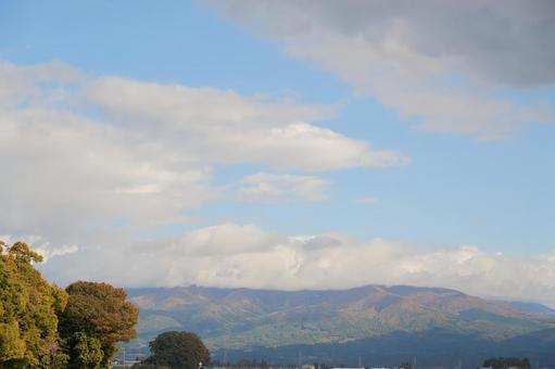 紅葉が始まった山並みと広がる秋の空 紅葉,黄葉,秋の写真素材