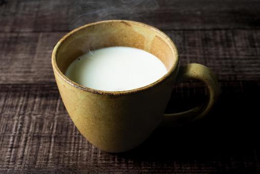 マグカップに入った牛乳の寄り マグカップに入った牛乳の寄り 牛乳,ホットミルク,マグカップの写真素材