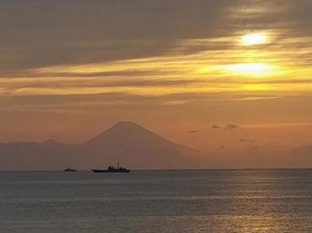 夕日に浮かぶ富士山 夕日に浮かぶ富士山 海,燃える,染めるの写真素材