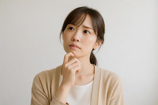 考え込む女性横顔表情素材 考え込む女性横顔表情素材の写真
