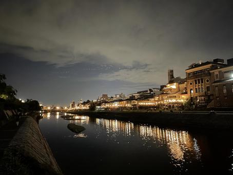 京都鴨川先斗町の夜景 京都鴨川先斗町の夜景 京都市,鴨川,京都の写真素材