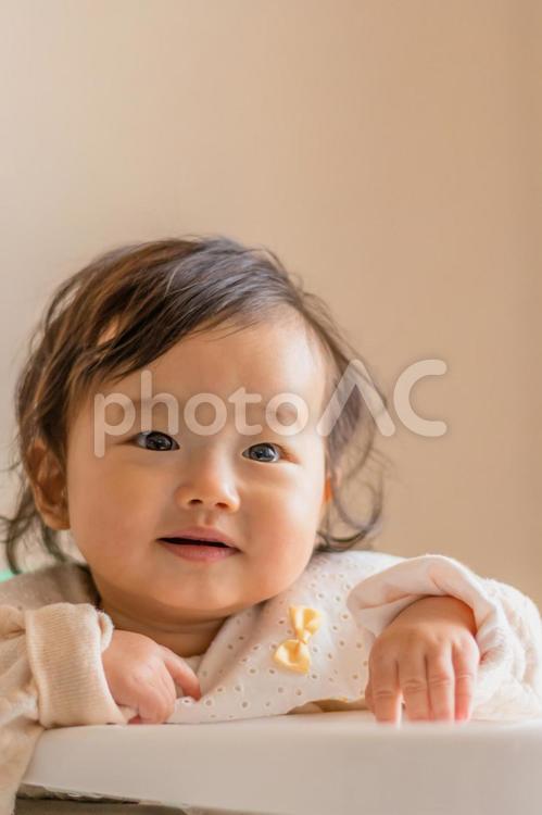 ベビーチェアに座って食事を待つ赤ちゃん 赤ちゃん,テーブル,ベビーチェアの写真素材