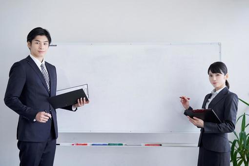 Japanese business person giving an explanation, geschäftsleute, ein geschäftsmann, geschäftsfrau, JPG