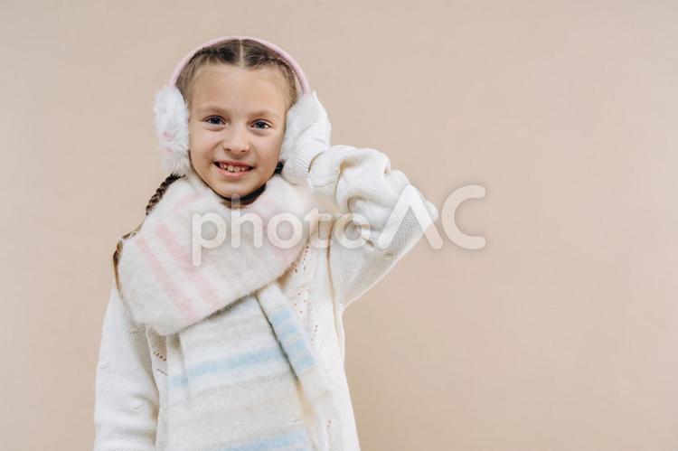 イヤーマフ・マフラー・手袋を身に着けたカメラ目線の女の子 冬,女の子,外国人の写真素材