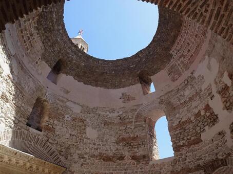 スプリト　遺跡の丸屋根から見える尖塔 クロアチア,スプリト,街並みの写真素材