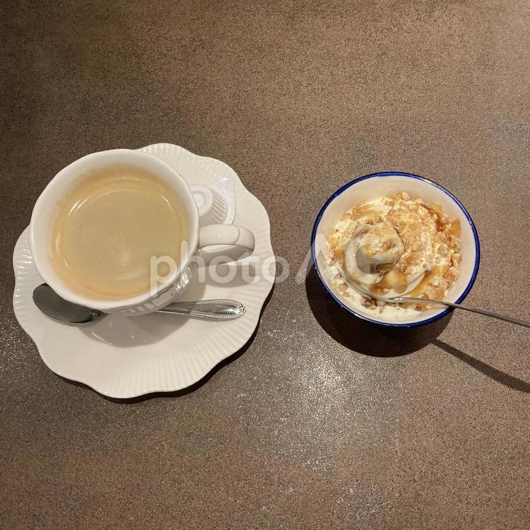 ミニソフトクリームとHOT珈琲 飲食店,ソフトクリーム,hotコーヒーの写真素材