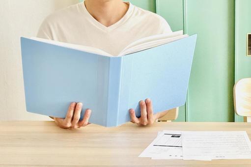 机で資料を見る男性 机で資料を見る男性 デスク,書類,資料の写真素材