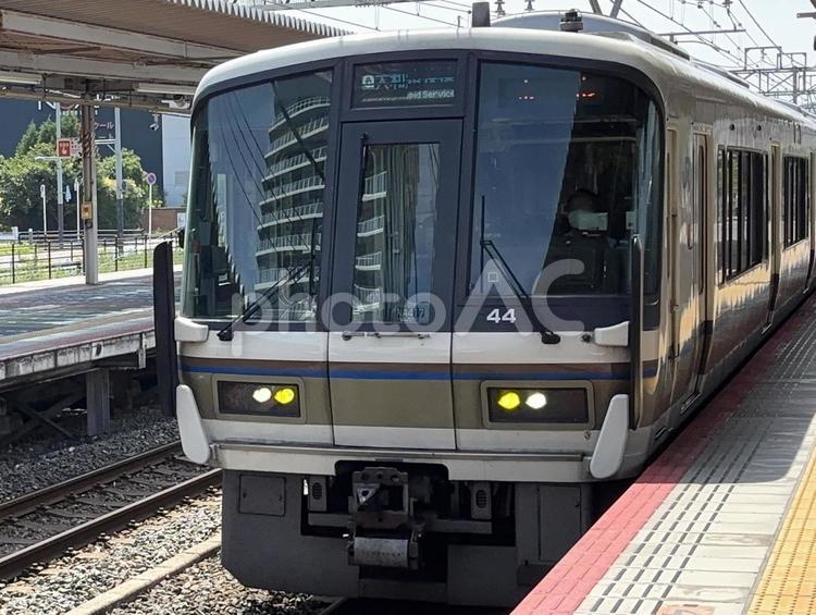 久宝寺駅に入線する大和路快速221系電車 大和路快速,電車,鉄道の写真素材