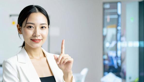 自信のある表情で指さすビジネス女性 自信のある表情で指さすビジネス女性の写真