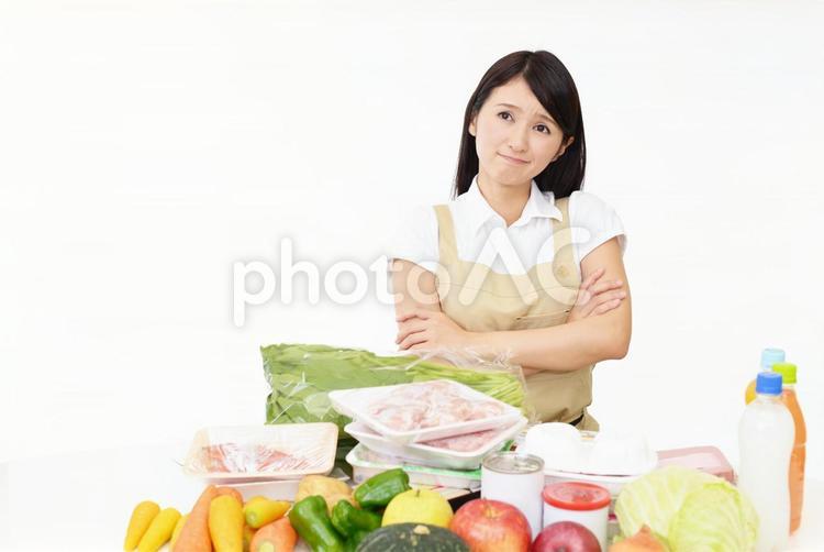 不安そうな表情の主婦 女性,女,主婦の写真素材