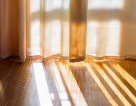 家の窓際カーテンから差し込む光2 カーテン,床,リビングの写真素材