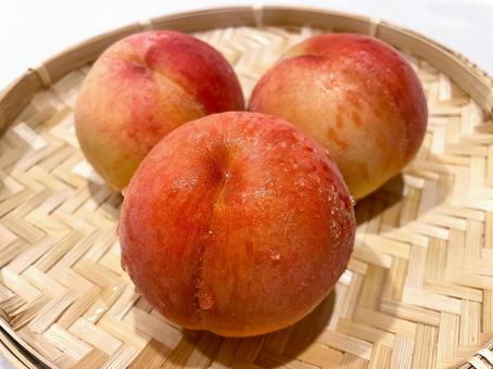 旬の桃(丸ごと)3個17 旬の桃(丸ごと)3個17の写真