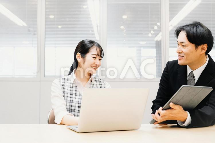 オフィスで仕事する男女（タブレット） ビジネス,事務,経理の写真素材