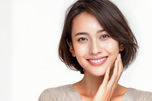 歯を見せて笑う美肌のボブヘアの若い女性 歯を見せて笑う美肌のボブヘアの若い女性の写真