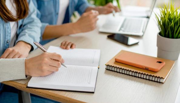 オンライン授業を受ける生徒たち オンライン授業を受ける生徒たちの写真