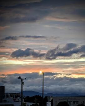 秋の夕空 夕空,明日は雨,駐車場の写真素材