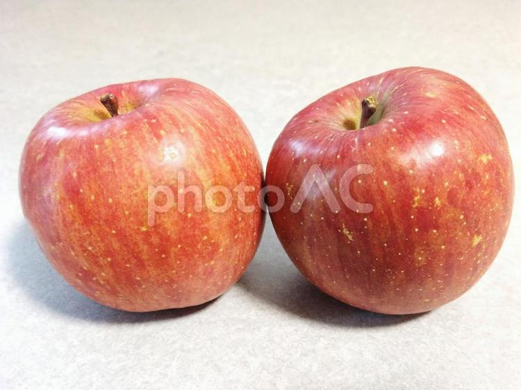 りんご（2個） リンゴ,フルーツ,果物の写真素材