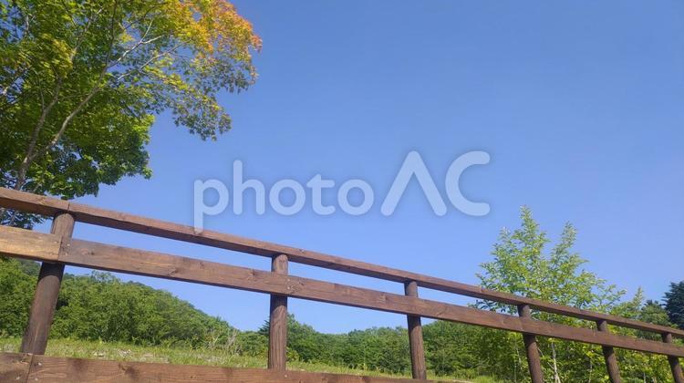 夏の牧場と青空のイメージ 柵,空,フェンスの写真素材