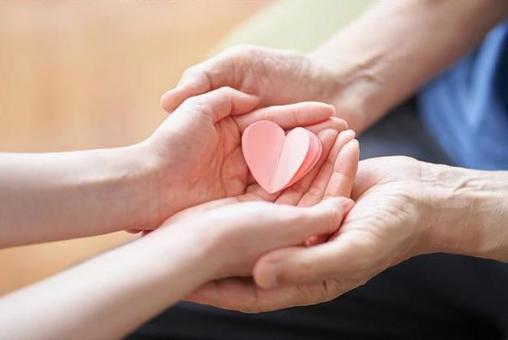 Hands of caregivers and elderly people with heart-shaped objects, pielęgniarki, osoby starsze, serce, JPG