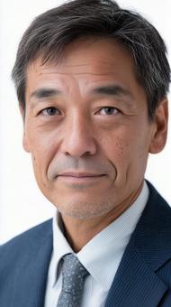 自然な微笑みを見せる企業幹部男性 自然な微笑みを見せる企業幹部男性の写真