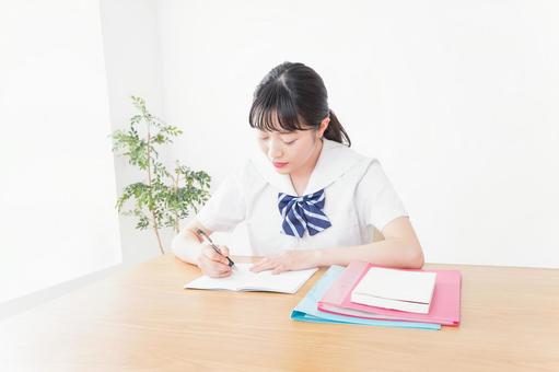笑顔で勉強をする若い学生 笑顔で勉強をする若い学生 中学生,対策,大学の写真素材
