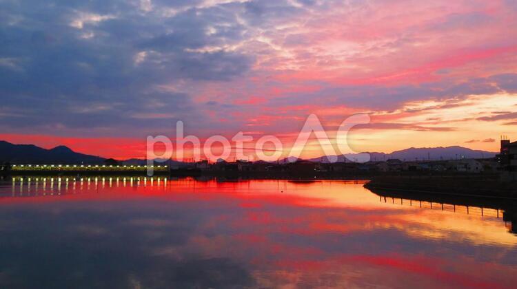 冬の池の日の出 背景,日の出,池の写真素材