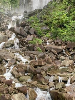 岩間を流れる滝の水流 岩間を流れる滝の水流の写真