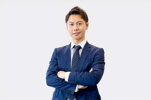 腕組みをして微笑む男性ビジネスマン 腕組みをして微笑む男性ビジネスマン 男性,腕組み,笑顔の写真素材