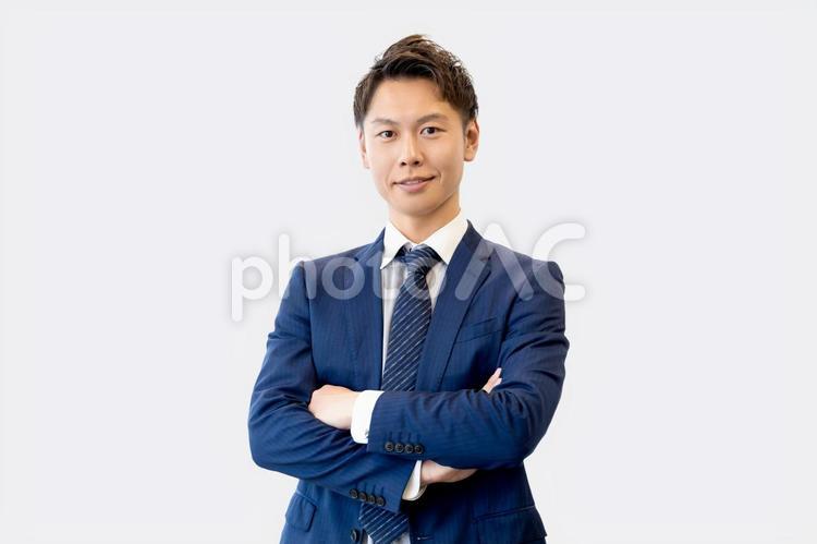 腕組みをして微笑む男性ビジネスマン 男性,腕組み,笑顔の写真素材