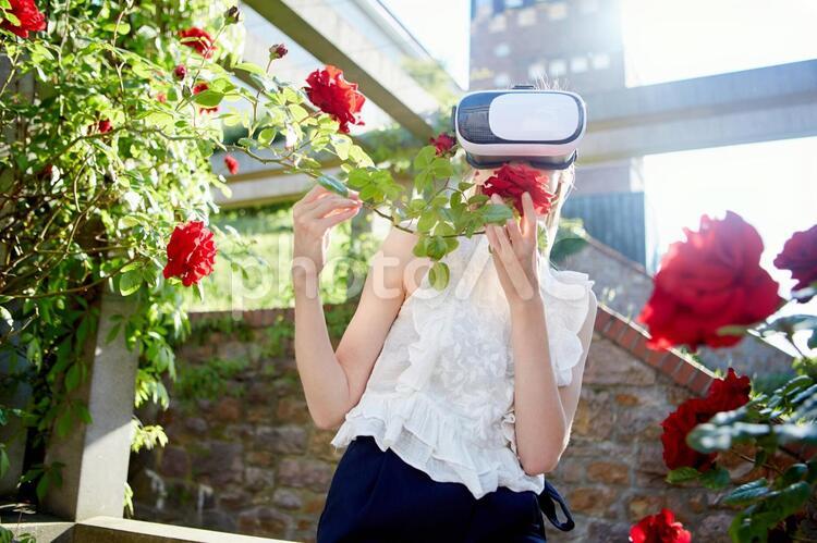 VRゴーグル体験 女性,vr,ゴーグルの写真素材
