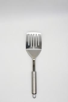 白い背景の穴あきターナー（フライ返し） ターナー,フライ返し,キッチン用品の写真素材