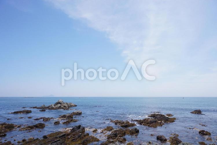 岩が顔を出す青い海と空 海,空,水平線の写真素材