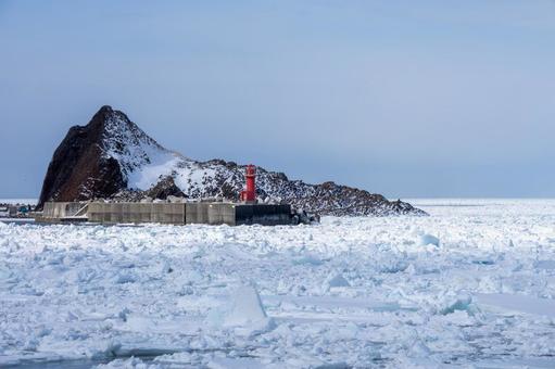 流氷が押し寄せたウトロ港 流氷が押し寄せたウトロ港の写真