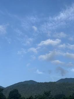 青空と山並みに広がる森林風景 青空と山並みに広がる森林風景の写真